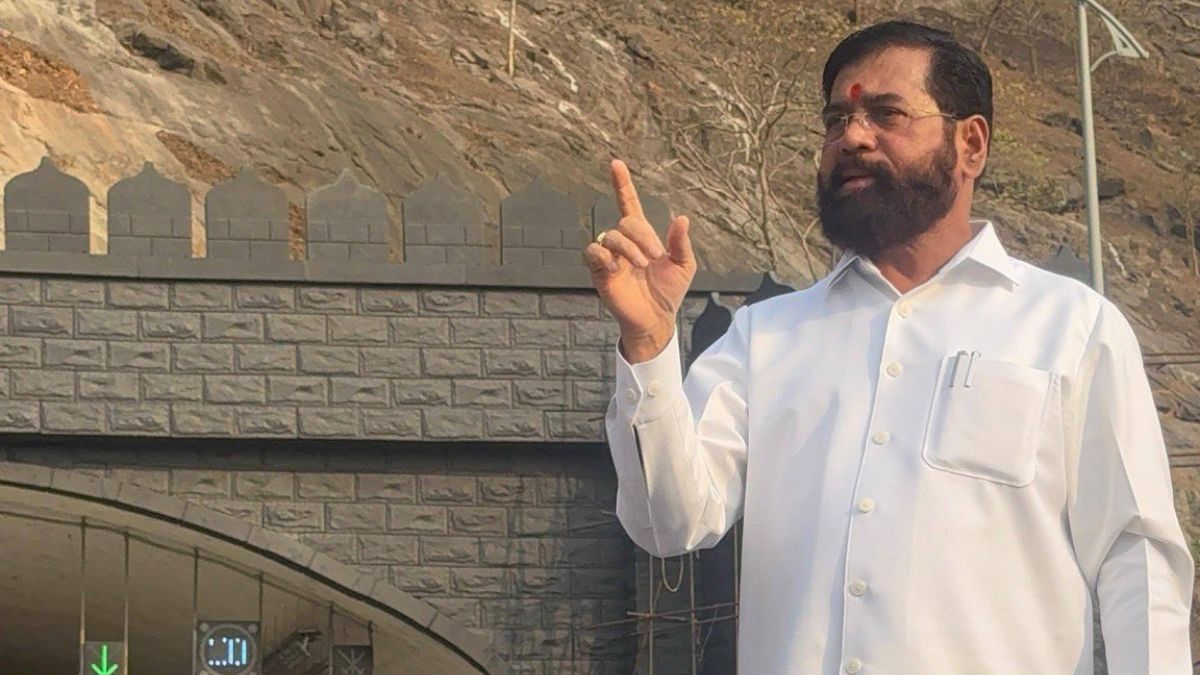 मिसिंग लिंक प्रकल्प सुरू झाल्यानंतर टोलमध्ये कोणतीही वाढ होणार नाही. चारचाकी वाहने आणि बसेस यांना प्राधान्य देण्यात येणार असल्याचे यावेळी बोलताना स्पष्ट केले. (फोटो - X/ Eknath Shinde)