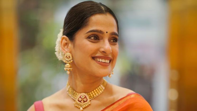 प्रिया बापट आणि उमेश कामत हे मराठी सिनेसृष्टीतील लोकप्रिय जोडपे आहे. विविध चित्रपट, नाटक आणि वेब सीरिज या माध्यमांतून ते प्रेक्षकांच्या भेटीला येतात. नुकतेच ते ‘हे काय नवीन’ या वेब सीरिजमधून प्रेक्षकांच्या भेटीला आले आहेत. zee 5 या ओटीटी प्लॅटफॉर्मवर प्रदर्शित झालेल्या या वेब सीरिजला प्रेक्षकांचा उत्तम प्रतिसाद मिळत असल्याचे पाहायला मिळत आहे. त्याबरोबरच प्रिया व उमेश ‘जर तरची गोष्ट’ या नाटकातूनही प्रेक्षकांचे मनोरंजन करतात. त्यांच्या नाटकाचे वेळोवेळी कौतुक होताना दिसते.
