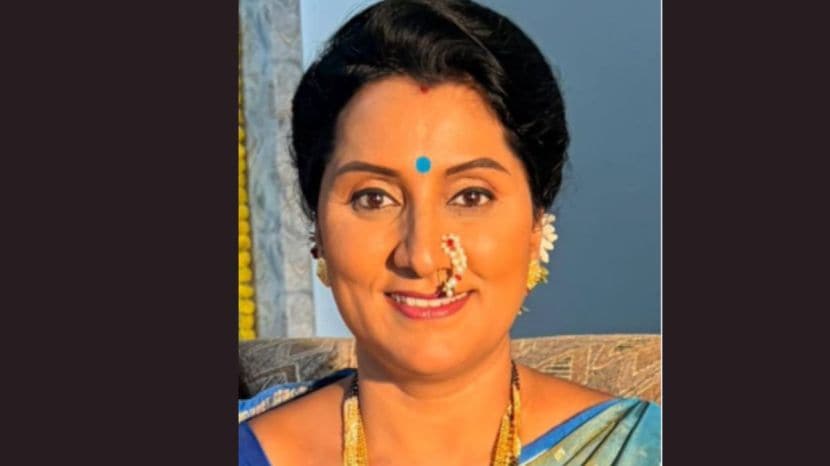 Actress Vidya Sawale working twin daughters