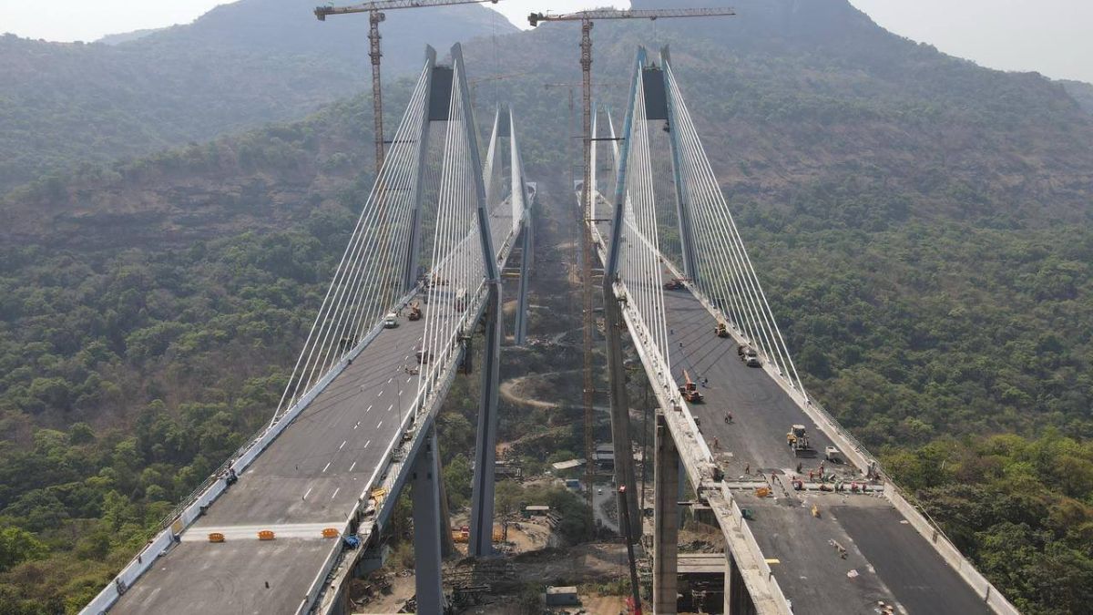 मिसिंग लिंक प्रकल्पामुळे वाहतूक कोंडी मोठ्या प्रमाणावर कमी होऊन प्रवास अधिक वेगवान आणि सुरक्षित होणार आहे. (फोटो - X/ Eknath Shinde)