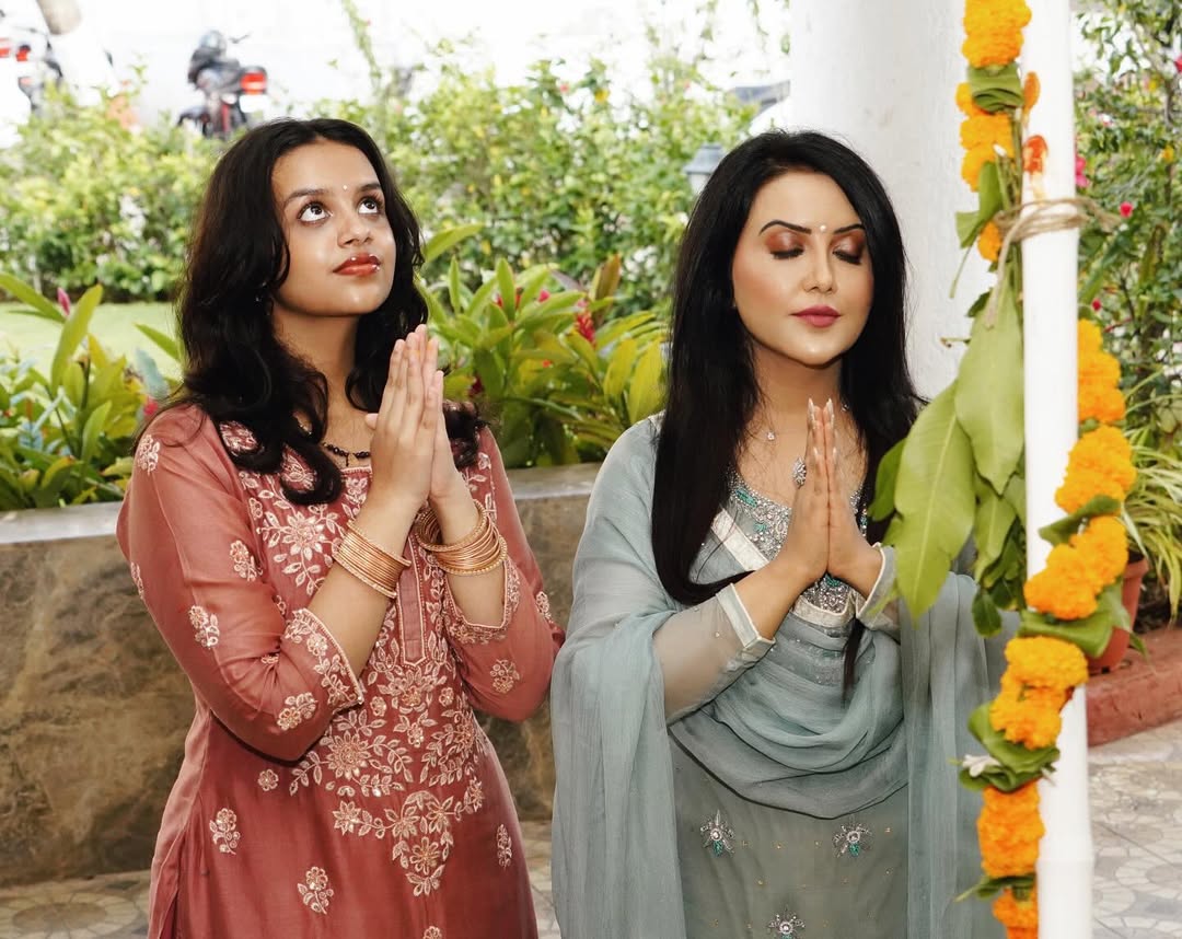 Amruta Fadnavis birthday celebration, Divija Fadnavis emotional post for mother,