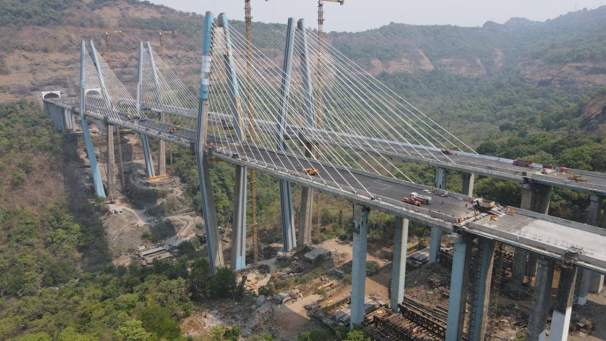 घाटातील वाहतूक कोंडीतून मुक्तता होऊन जलद दळणवळणामुळे अर्थव्यवस्थेलाही चालना मिळेल, असा विश्वास शिंदे यांनी व्यक्त केला. (फोटो - X/ Eknath Shinde)