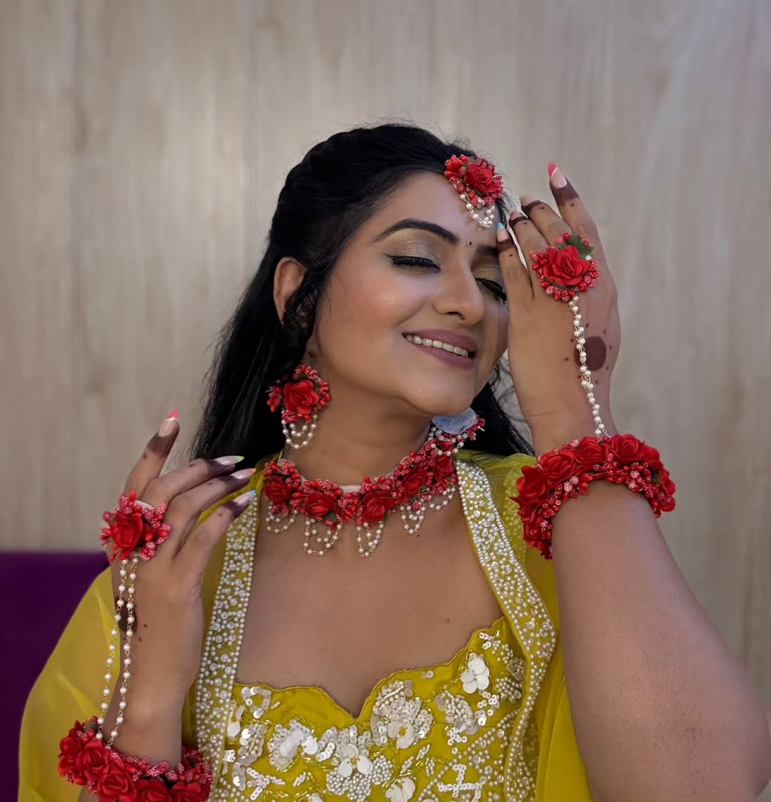 Kashmira Kulkarni yellow saree look