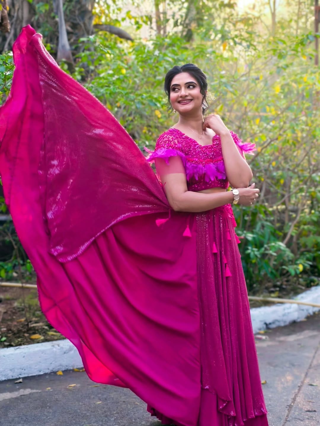 Kashmira Kulkarni yellow saree look