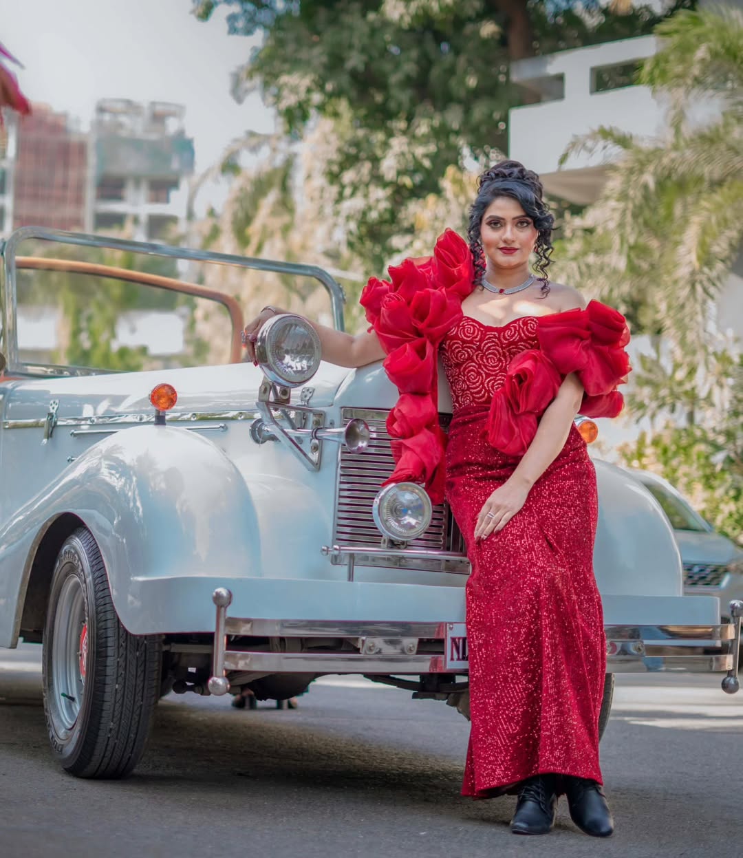 Kashmira Kulkarni yellow saree look