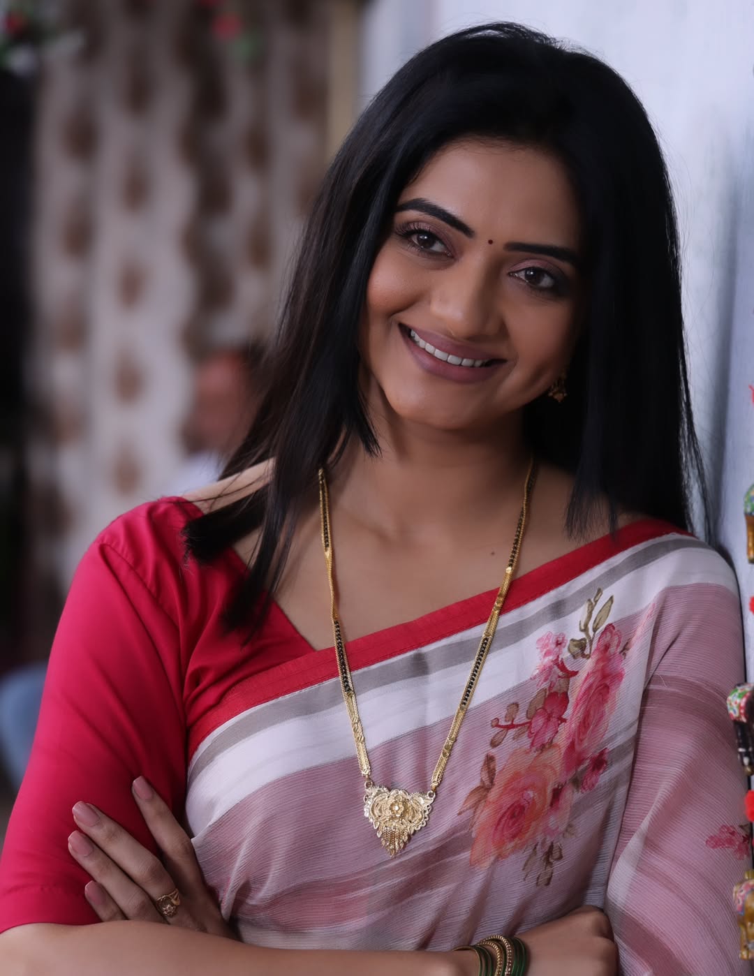 Kashmira Kulkarni yellow saree look