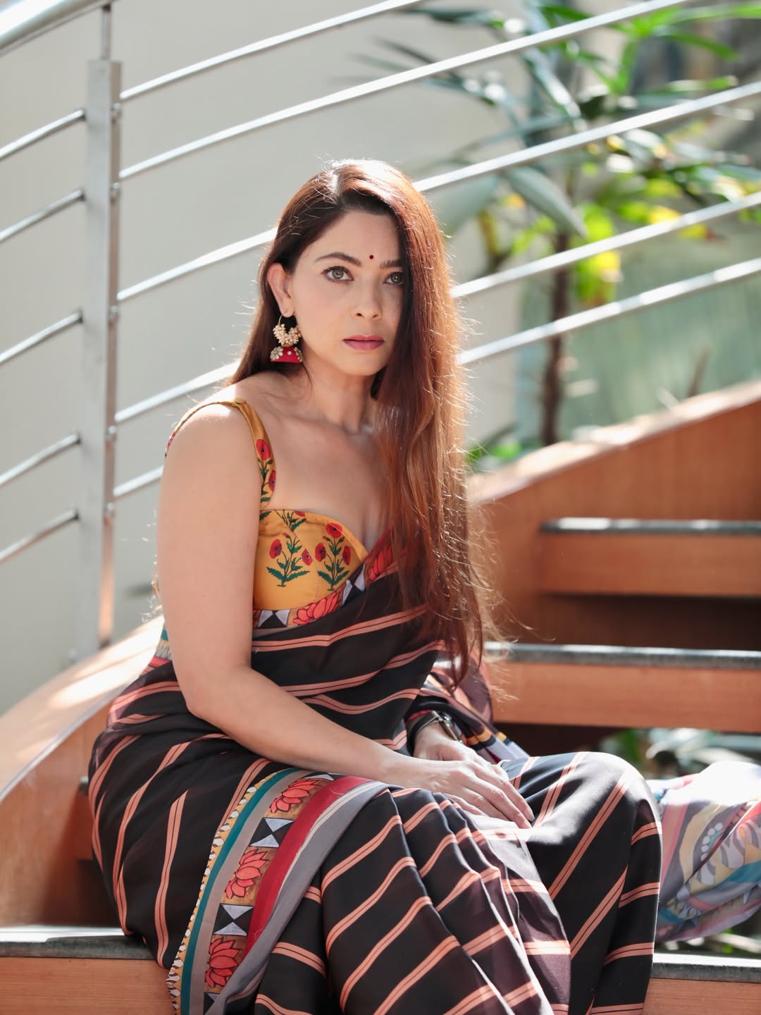 Sonalee Kulkarni black saree look, Kranti Redkar comment on Sonalee post