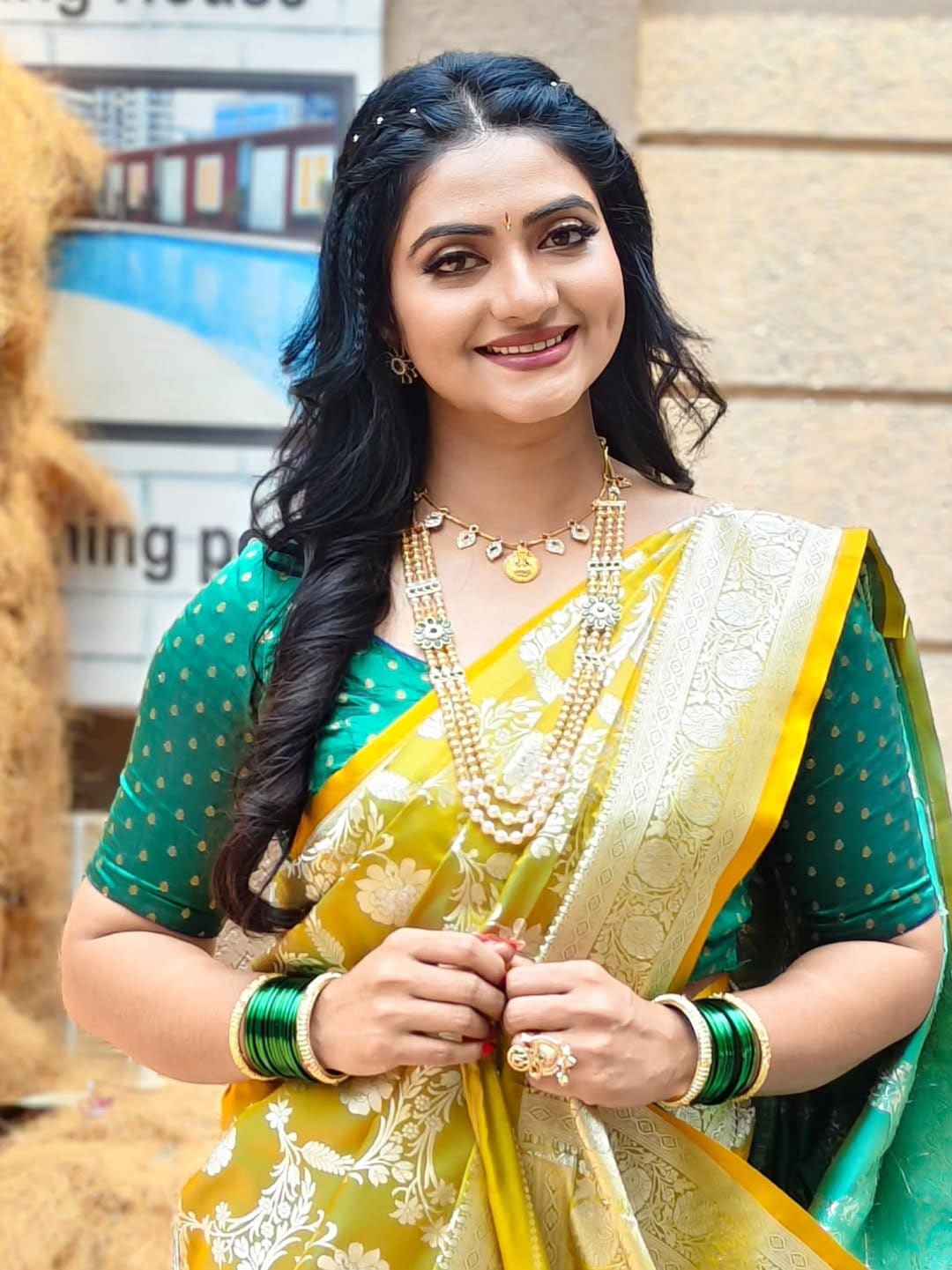 Kashmira Kulkarni yellow saree look