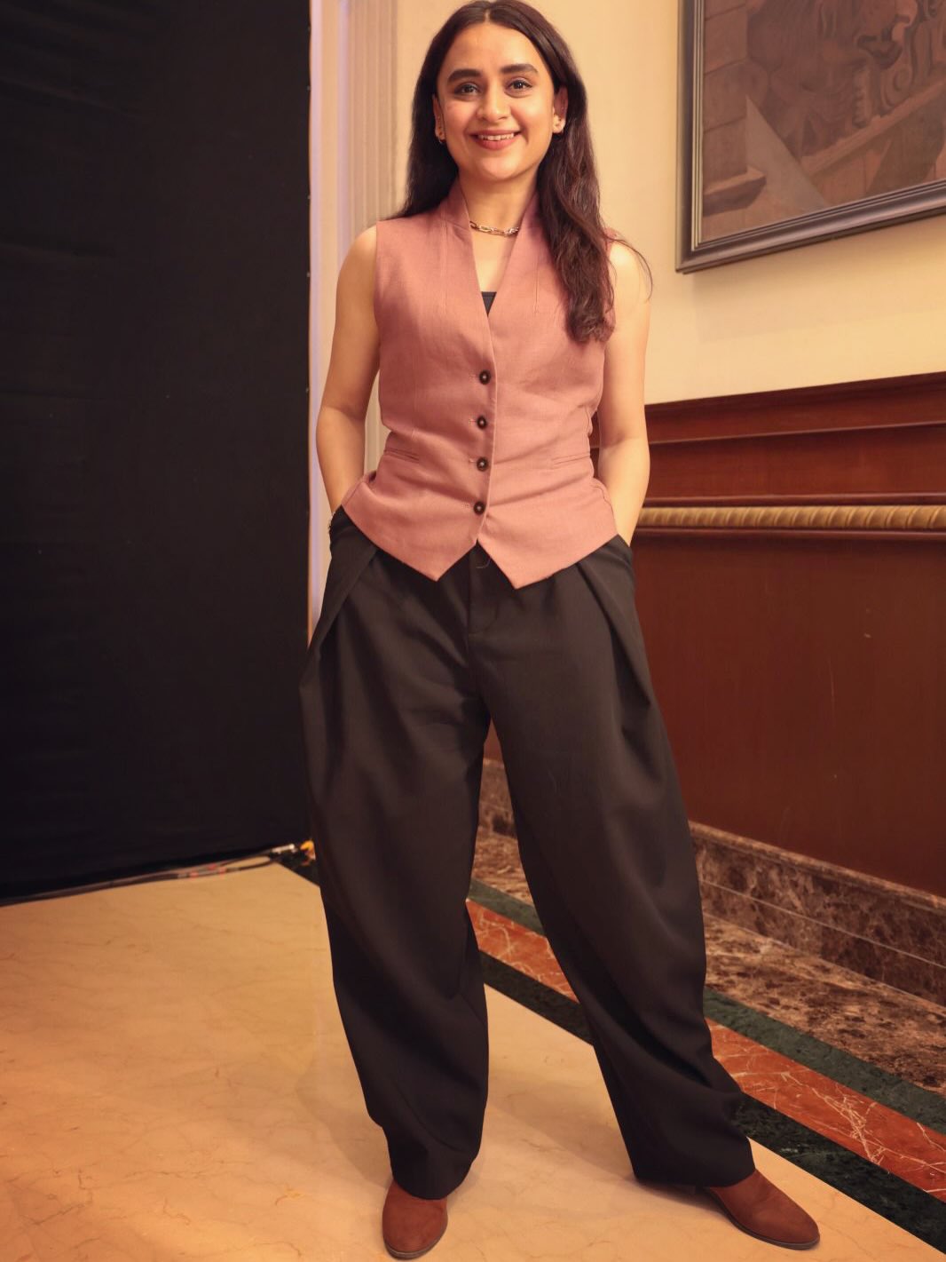 parna Pethe glamorous look, pink sleeveless top photoshoot
