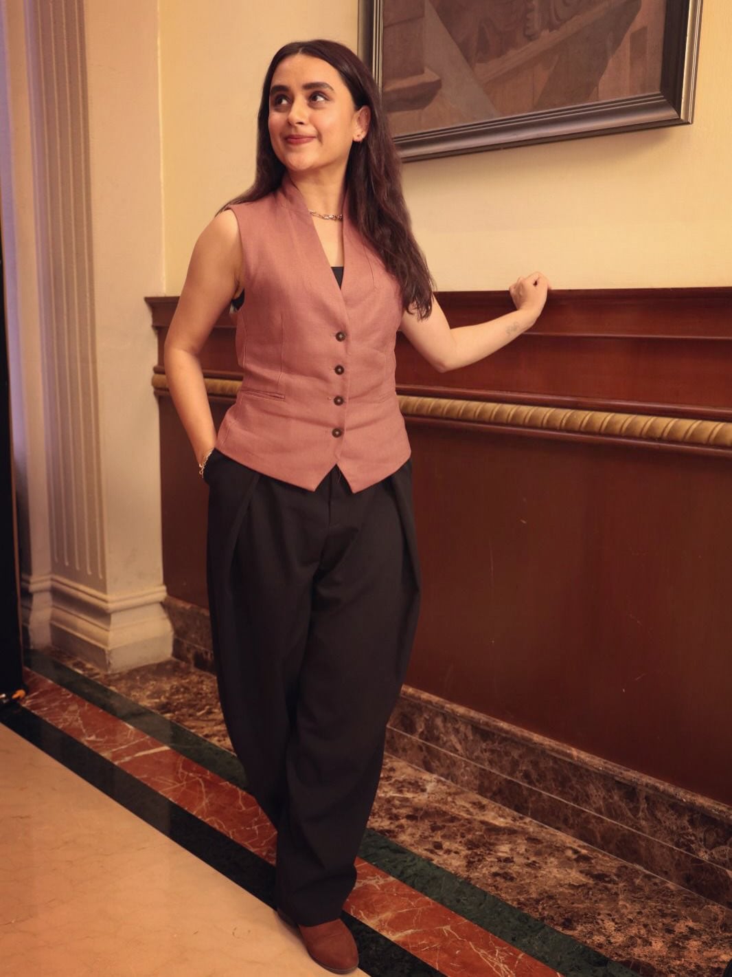 parna Pethe glamorous look, pink sleeveless top photoshoot
