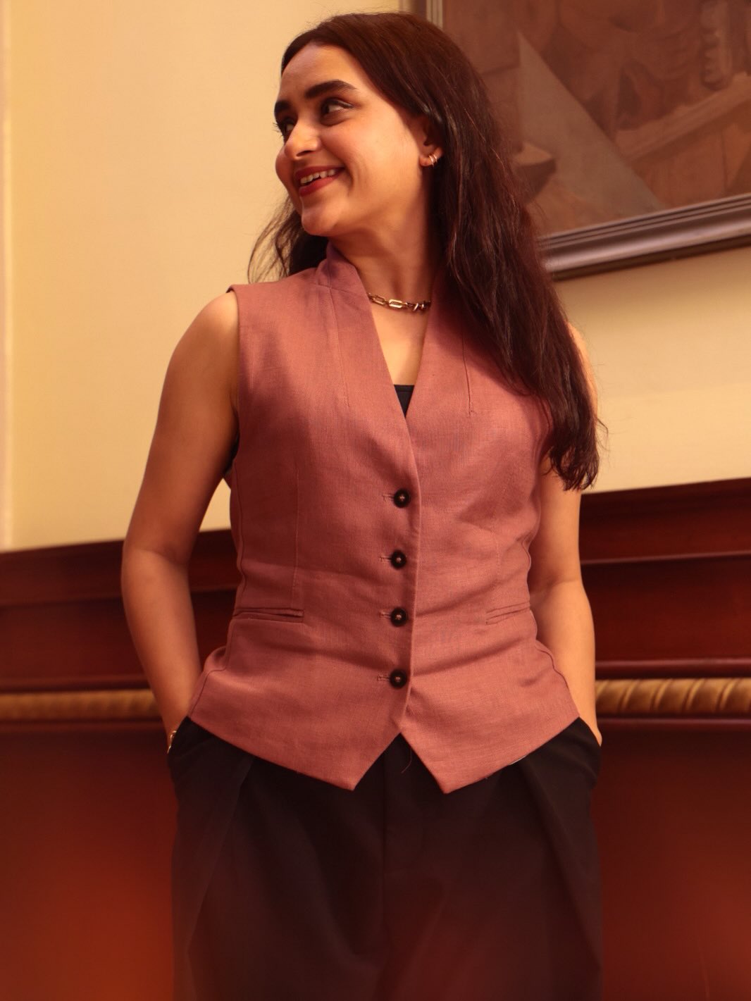 parna Pethe glamorous look, pink sleeveless top photoshoot