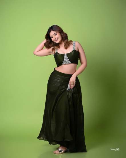 Anushka Pimputkar indo western look