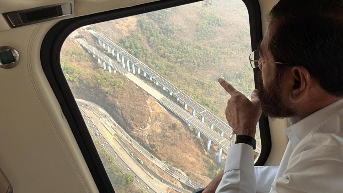 १०.५ किलोमीटर लांबीच्या या प्रकल्पात दोन भव्य बोगदे, उंच व्हायाडक्ट आणि टायगर व्हॅलीवरील सुमारे १८२ मीटर उंच केबल-स्टेड पूल उभारण्यात आला आहे. (फोटो - X/ Eknath Shinde)