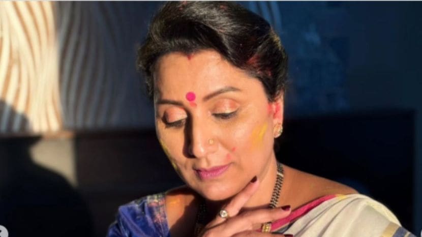 Actress Vidya Sawale working twin daughters