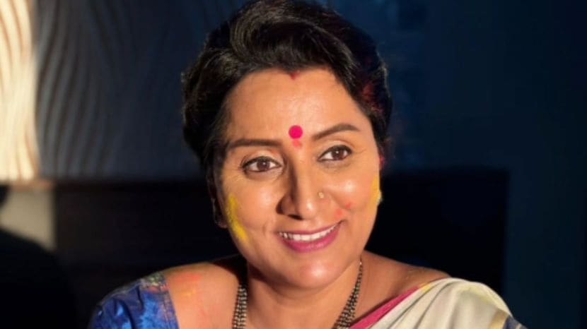 Actress Vidya Sawale working twin daughters