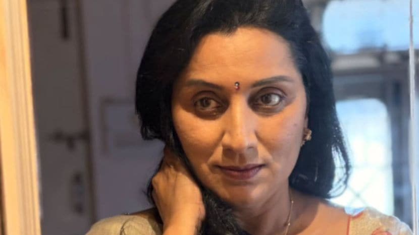 Actress Vidya Sawale working twin daughters