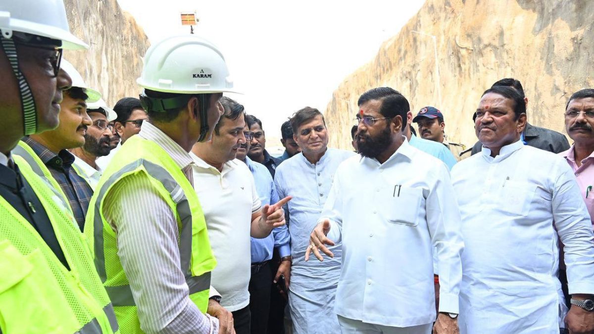 खासदार श्रीरंग बारणे, माजी नगरसेवक आबासाहेब बागुल, एमएसआरडीसीचे व्यवस्थापकीय संचालक अनिलकुमार गायकवाड यांच्यासह अधिकाऱ्यांच्या उपस्थित शिंदे यांनी मिसिंग लिंकची पाहणी केली. (फोटो - X/ Eknath Shinde)