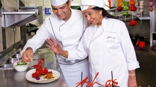 Asha Bhosle Interview about Ashas Restaurant Dubai | स्वरसम्राज्ञी आशा भोसले यांची उद्योजिका म्हणून मुलाखत | Asha Bhosle cooking and business secrets | आशा भोसले यांचे हॉटेल व्यवस्थापन आणि पाककला