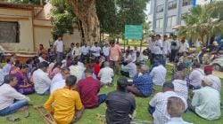 तुकाराम मुंढे यांच्या बदलीमुळे दिव्यांग संतापले… जिल्हाधिकारी कार्यालयावर मोर्चा काढून बदली रद्द करण्याची मागणी…