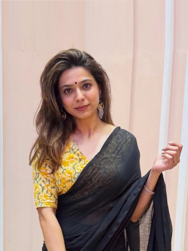 Anaghaa Bhagare Black Cotton Saree Look