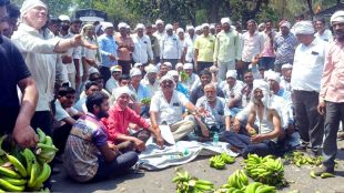 banana-farmers-protest-on-burhanpur-ankleshwar-highway-over-low-prices-in-jalgaon
