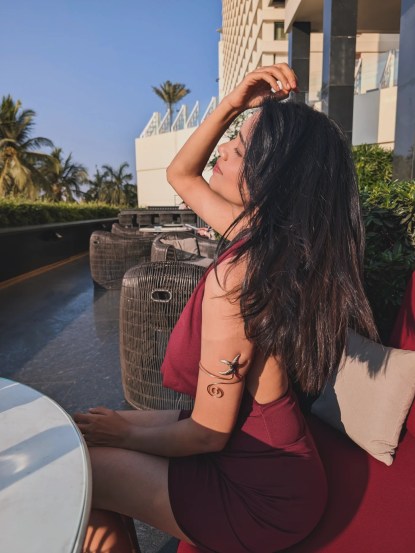 वेगवेगळ्या पोज देत तिनं या मिनी ड्रेसमधील तिचे हॉट फोटो शेअर केले आहेत.