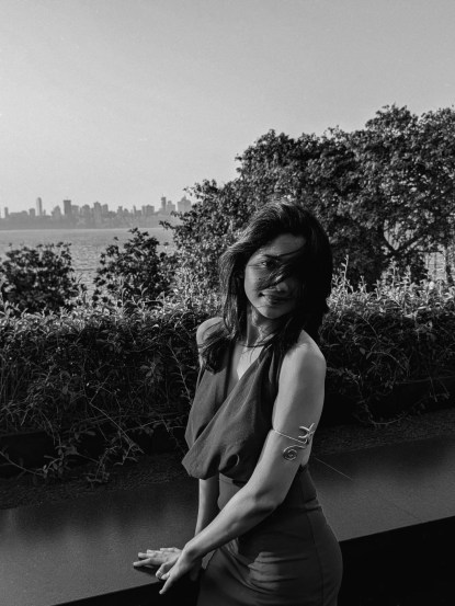 या फोटोंना तिनं लक्षवेधी कॅप्शनही दिली आहे. या पोस्टला तिनं 'डोंट हेट मी इफ आय लव्ह समर' अशी हटके कॅप्शन देत काही हॉट फोटो शेअर केले आहेत.