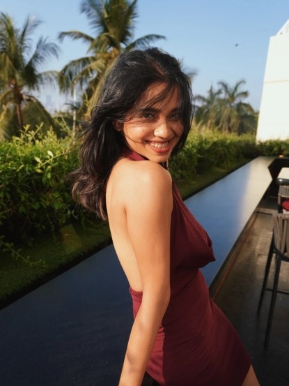 भाग्यश्रीनं तिचे काही सन-किस्ड फोटो शेअर केलेत. तिनं मरून रंगाचा मिनी ड्रेस घातला असून तिच्या हातातील स्टारफिश डिझाइनच्या आर्म-कफ लक्ष वेधून घेत आहे.