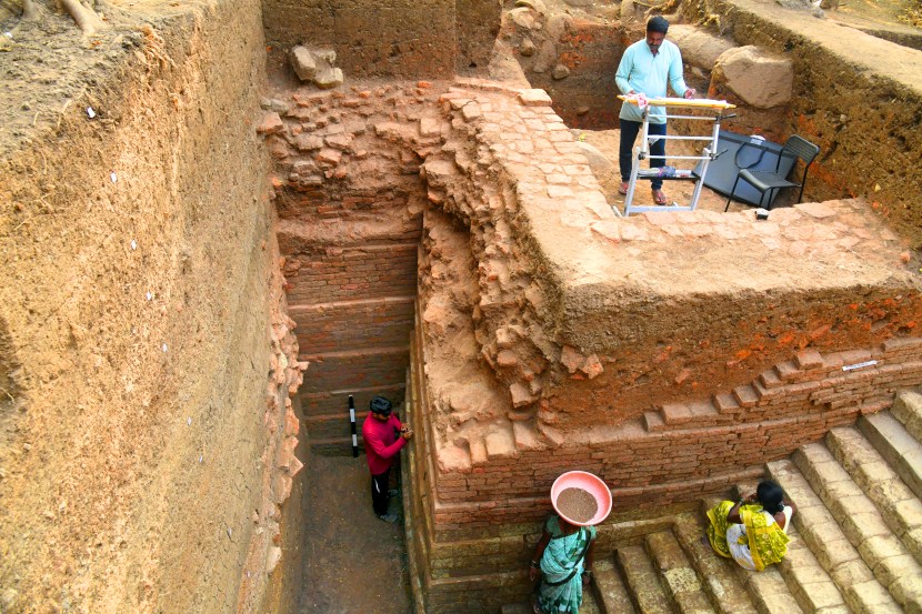 Ancient Persian Turquoise Glazed Ware found at Elephanta Caves | India-Iran historical trade links excavation Gharapuri | एलिफंटा लेणी उत्खननात सापडलेले इराणमधील प्राचीन मातीचे भांडे | भारत आणि इराण यांच्यातील १५०० वर्षांपूर्वीचा सागरी व्यापार