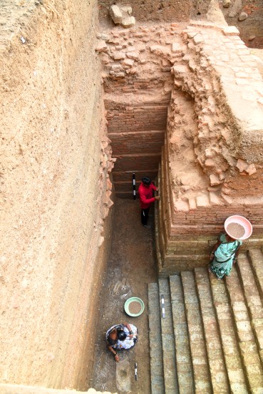 Ancient Persian Turquoise Glazed Ware found at Elephanta Caves | India-Iran historical trade links excavation Gharapuri | एलिफंटा लेणी उत्खननात सापडलेले इराणमधील प्राचीन मातीचे भांडे | भारत आणि इराण यांच्यातील १५०० वर्षांपूर्वीचा सागरी व्यापार