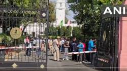 Delhi Assembly : दिल्ली विधानसभेच्या सुरक्षेत त्रुटी; एका अज्ञात कारने VIP गेट तोडून विधानसभेच्या आवारात प्रवेश केल्याने खळबळ