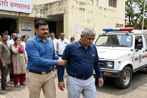 Satara Civil Hospital Bribery Case | Peon Ananda Walvekar Arrested by ACB | Dr Yuvraj Karpe Corruption Allegations | Satara Crime News Today