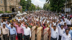 राज्यातील १७ लाख सरकारी-निमसरकारी कर्मचारी बेमुदत संपावर, लोकांचे हाल होणार