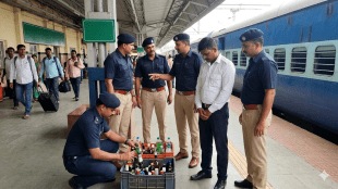 Konkan Kanya Express illegal liquor seizure | RPF action at Ratnagiri railway station | AC coach attendant arrested for smuggling | Maharashtra Railway Crime News
