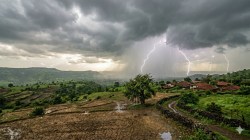 राज्यात पुढील तीन दिवस वादळाचा प्रभाव; ‘या’ जिल्ह्यांना बुधवारी ‘यलो अलर्ट’