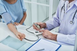 हाय ब्लड प्रेशर ‘सायलेंट किलर’ का ठरतो? किडनी आणि डोळ्यांवर कसा होतो गंभीर परिणाम, तज्ज्ञांकडून समजून घ्या