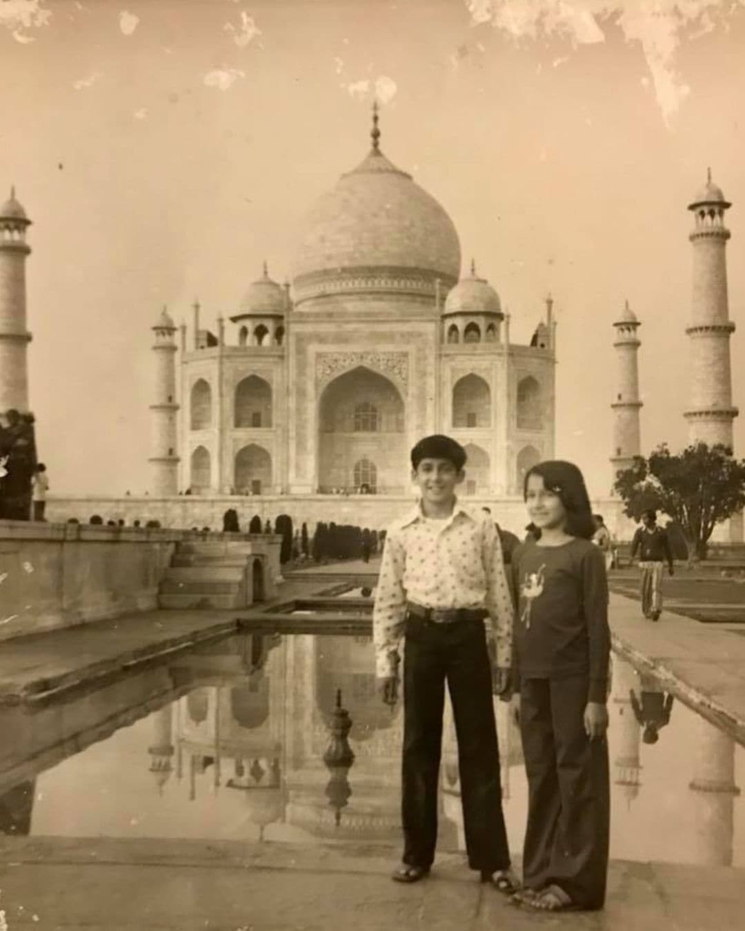 १० एप्रिल रोजी आज (शुक्रवारी) असलेल्या Siblings Dayनिमित्त त्यांनी त्यांची बहीण सीमा यांच्याबरोबरचे लहानपणीचे आणि खास फोटो शेअर करत त्यांना शुभेच्छा दिल्या आहेत.