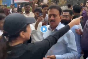 Woman shouting at Girish Mahajan in Worli | Worli traffic jam due to BJP Mahila Sammelan | रोहित पवार यांचे भाजपवर टीका करणारे ट्विट | गिरीश महाजन आणि वरळी महिला आंदोलन