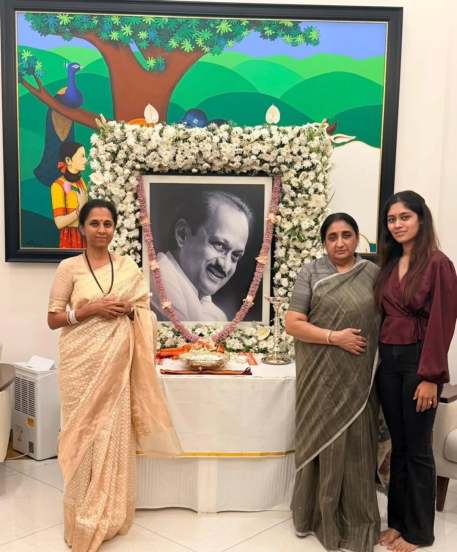 बारामती लोकसभा मतदारसंघाच्या खासदार सुप्रिया सुळे यांनी त्यांची लेक रेवती सुळे हिच्याबरोबर विविध लोकांबरोबरच्या भेटीगाठी सुरू केल्या आहेत. काल (२७ एप्रिल) त्यांनी राज्याच्या उपमुख्यमंत्री सुनेत्रा पवार यांची भेट घेतली. (सर्व फोटो - सुप्रिया सुळे/Instagram)