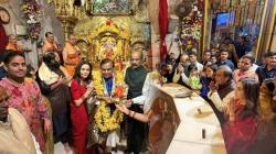 Photos: वाढदिवसानिमित्त मुकेश अंबानी सिद्धिविनायकाच्या चरणी नतमस्तक;पारंपरिक वेशभूषेत अंबानी कुटुंबीयांनी घेतले बाप्पाचे आशीर्वाद