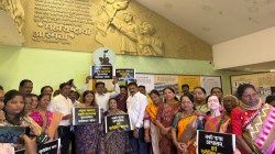 संयुक्त महाराष्ट्र दालनात कबुतरांची शाळा … दुर्दशेविरोधात शिवसेना (ठाकरे) पक्षाचे आंदोलन…