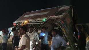 Bhoste Ghat accident Mumbai Goa highway | Ratnagiri road mishap today | Container truck crash protection wall | Mumbai Goa highway traffic update