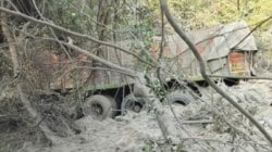 करूळ घाटात सिमेंटचा ट्रक ३०० फूट खोल दरीत कोसळला; बाप-लेकाचा जागीच दुर्दैवी मृत्यू