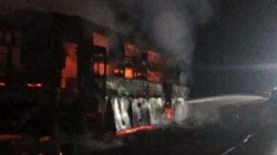 साखरपा जाधववाडीजवळ धावत्या खाजगी बसला भीषण आग, सर्व प्रवासी थोडक्यात बचावले