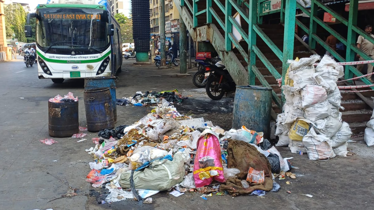 Trash Problem Inside Mir Mira Road Station Garbage Issue | मिरा रोड स्थानकाबाहेर कचऱ्याचे ढिगारे ...