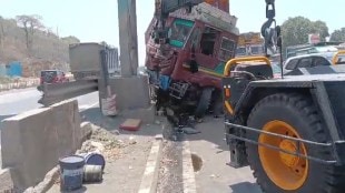 Mumbai Ahmedabad Highway container accident Virar | Container hits skywalk pillar Virar Phata | Highway traffic police rescue operation Virar | Road accidents on Mumbai Ahmedabad Highway
