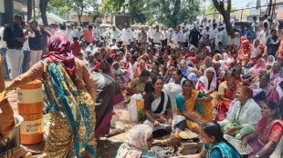 Shrirampur Farmers Protest at Manikpur Police Station Maharashtra | Farmers cook on makeshift stoves outside police station as part of protest | Akari Pidit Farmer Agitation Shrirampur Ahmednagar | Ajit Kale Shetkari Sanghatana leads jail bharo andolan.
