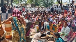 आकारी पीडित शेतकऱ्यांचे श्रीरामपूरमध्ये जेलभरो आंदोलन ; पोलीस ठाण्याच्या आवारात मांडल्या चुली आणि जनावरे