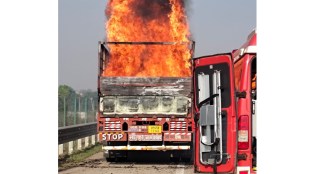Burning truck on Samruddhi Mahamarg Buldhana | Inverter battery fire accident Sindkhed Raja | Maharashtra highway fire safety news | Samruddhi Expressway accident today