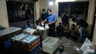 Milk adulteration racket busted in Mumbai Versova | FDA raid on milk suppliers Maharashtra | Crime Branch Unit 9 action on milk fraud | Five arrested for mixing water in milk Mumbai